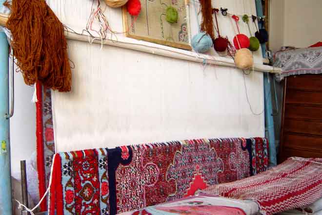 خدمات دارکشی قالیچه در قالیشویی مشهد